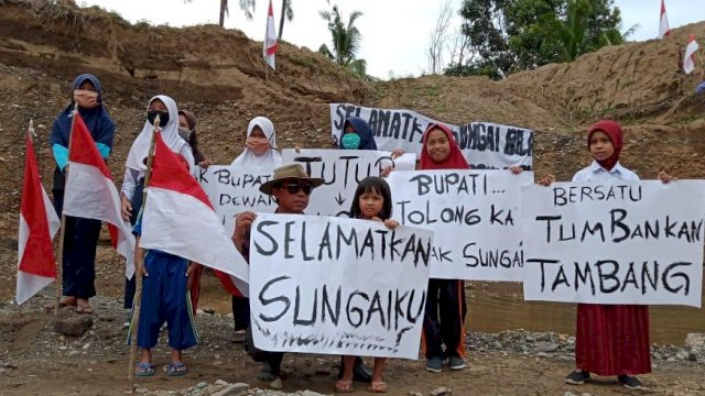 Masyarakat Bila Kabupaten Sidrap Peringati HUT RI ke-75 di Kubangan Tambang