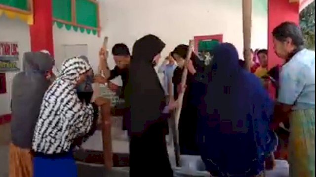 HUT RI Ke-75, Warga Desa Polewali Kabupaten Bone Gelar Pesta Panen dengan “Mappadekko”