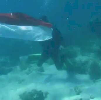 Peringati HUT RI Ke-75, Club Diving Sinjai Lakukan Aksi Pengibaran Bendera di Bawah Laut