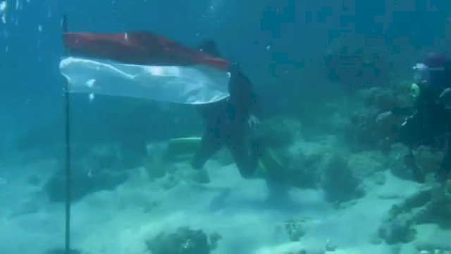 Peringati HUT RI Ke-75, Club Diving Sinjai Lakukan Aksi Pengibaran Bendera di Bawah Laut