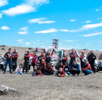 Maxi Riders Soppeng Rayakan HUT RI Ke-75 di Puncak Lappalaona Barru