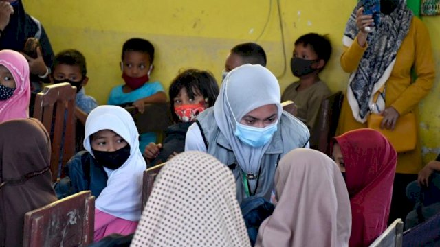 Bupati Luwu Utara, Indah Putri Indriani menyerahkan bantuan School Kit bagi siswa terdampak banjir bandang.