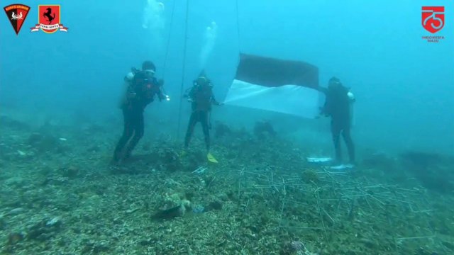 Peringati Detik-Detik Proklamasi, Personel Yon C Pelopor Bone Kibarkan Merah Putih di Dalam Laut