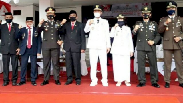 Bupati dan Wakil Bupati Sinjai, Andi Seto Gadhista Asapa dan Andi Kartini Ottong, bersama Forkompimda, foto bersama usai Upacara HUT RI Ke-45.