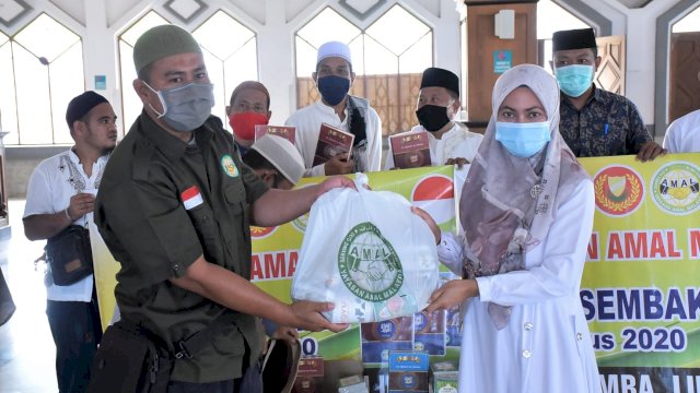 Bupati Luwu Utara Indah Putri Indriani Menerima Bantuan Al-Quran, Iqra serta Sembako dari Yayasan Amal Malaysia di Mesjid Syuhada Masamba. Jumat (21/08/2020)