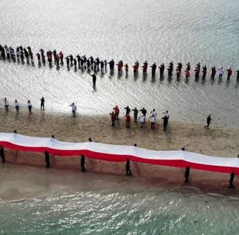 Brimob Yon C Pelopor Bone Ambil Bagian Dalam Pembentangan Bendera Merah Putih di Gusung Tangkulara