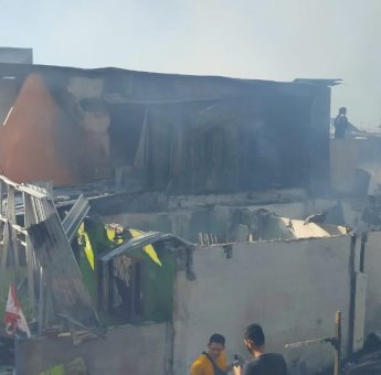 Kebakaran di Panampu 75 Rumah Ludes