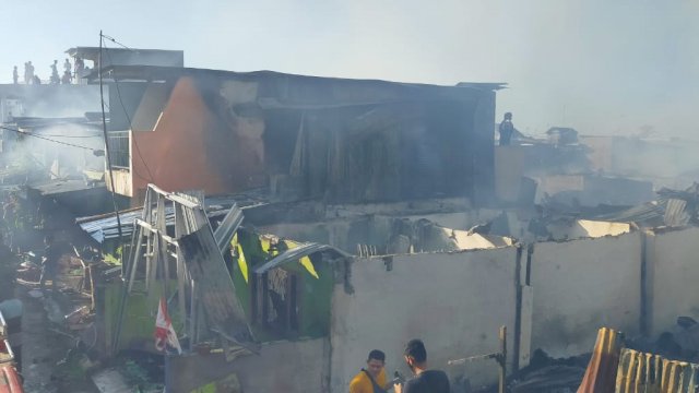 Kebakaran di Panampu 75 Rumah Ludes