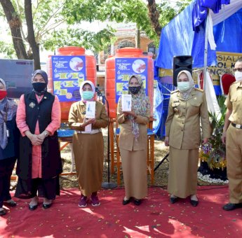 Aliyah Mustika dan Kemenkes Bantu CTPS dan Thermogun ke Dinkes Makassar