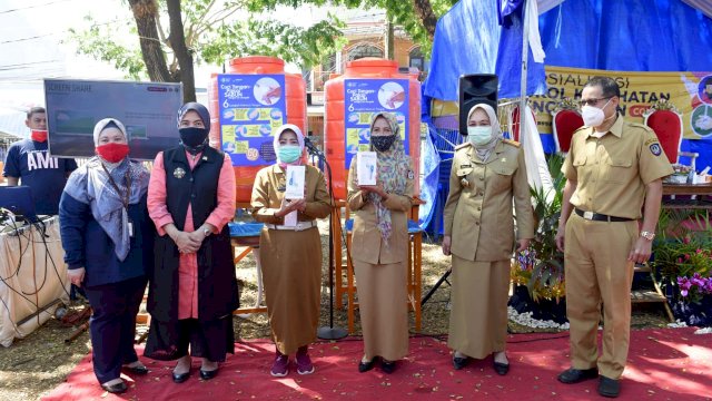 Aliyah Mustika dan Kemenkes Bantu CTPS dan Thermogun ke Dinkes Makassar