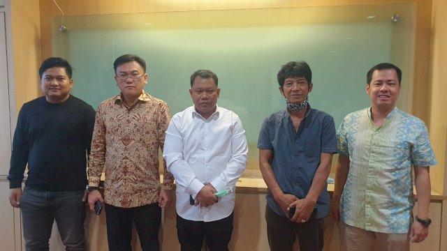 Hari Paramuda (ujung kiri, kaos hitam) mendampingi Bupati Morowali Utara Mohammad Asrar Abdul Samad (tengah, baju putih).