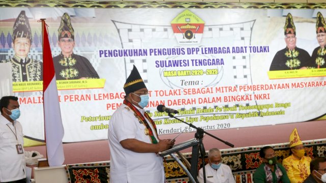 Gubernur Sultra Ali Mazi, memberikan sambutan saat pengukuhan DPP Lembaga Adat Tolaki, Rabu (26/08/2020).