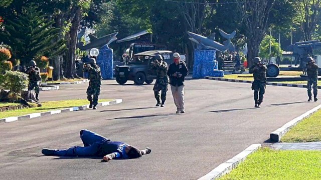 Pasukan Lantamal VI Makassar Berhasil Lumpuhkan Penyusup dan Jinakkan Bom