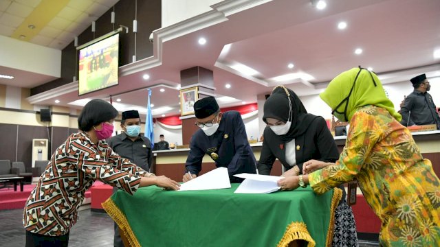 Gubernur Sulsel Prof. Nurdin Abdullah, dan Ketua DPRD Sulsel Andi Ina Kartika Sari, mwnandatangani Nota Kesepakatan KUA dan PPAS APBD 2021, di Ruang Rapat Paripurna DPRD Sulsel, Kamis (27/08/2020).