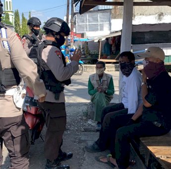 Gelar Patroli Dialogis, Anggota Brimob Ajak Warga Bone Patuhi Protokol Kesehatan