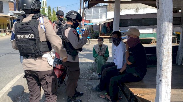 Anggota Brimob Yon C Pelopor Sulsel wilayah Kabupaten Bone, melakukan Patroli Dialogis kepada warga, Minggu (30/08/2020).
