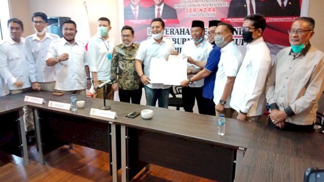 Ketua DPD Gerindra Sulsel, Andi Iwan Darmawan Aras menyerahkan rekomendasi Gerindra ke pasangan Andi Utta-Edy Manaf untuk pilkada serentak 2020.