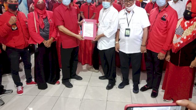 Ketua Bappilu DPD PDIP Sulsel, Husain Junaid menyerahkan rekomendasi kepada kandidat petahana di pilkada Soppeng, Kaswadi Razak