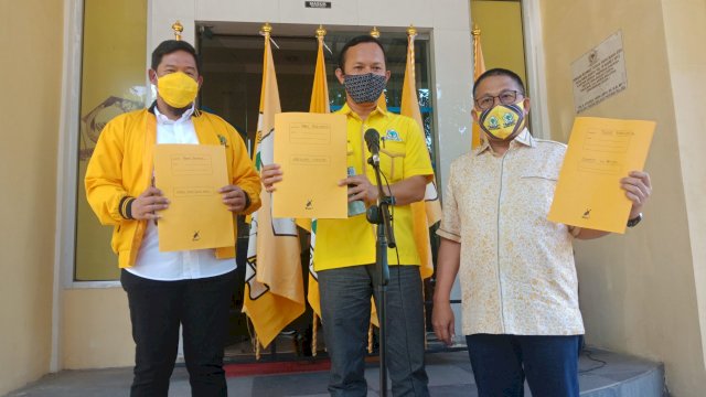Tim formatur Golkar Sulsel memperlihatkan map berisi struktur kepengurusan baru DPD I Golkar Sulsel untuk masa bakti 2020-2025.