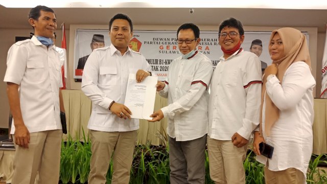 Ketua DPD Gerindra Sulsel, Andi Iwan Darmawan Aras, menyerahkan rekomendasi format B1-KWK kepada bakal calon bupati Selayar, Prof Akbar Silo. Sabtu (29/08/2020)