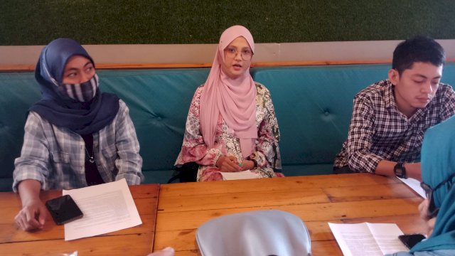 Juru Bicara Pasangan Imun, Arvelia Arifin (tengah)