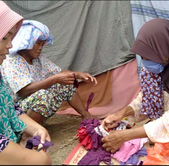 Di Camp Pengungsian Banjir Masamba, Ibu-Ibu Ubah Pakaian Bekas Jadi Barang Bernilai Ekonomis