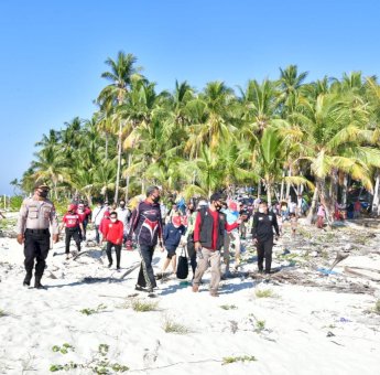 Gubernur Sulsel dan Pj Walikota Makassar Bawa Bantuan ke Pulau Terluar