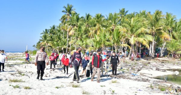 Gubernur Sulsel dan Pj Walikota Makassar Bawa Bantuan ke Pulau Terluar