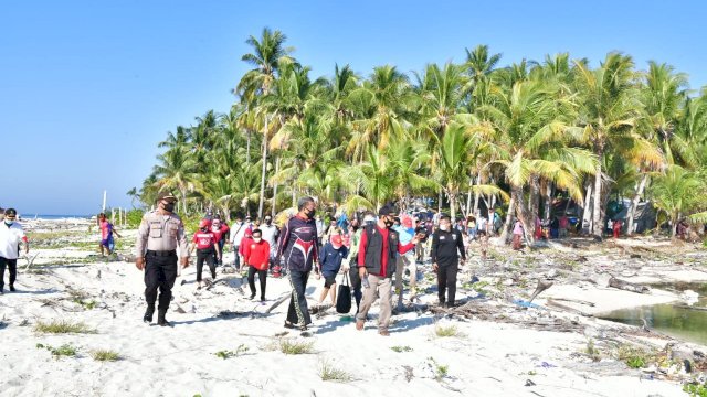 Gubernur Sulsel dan Pj Walikota Makassar Bawa Bantuan ke Pulau Terluar