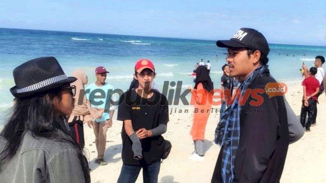 Salah satu pengunjung Pantai Mutiara, Sugiman (memakai kacamata), berbincang dengan Jurnalis Republiknews.co.id, di Pantai Mutiara, Minggu (02/08/2020).