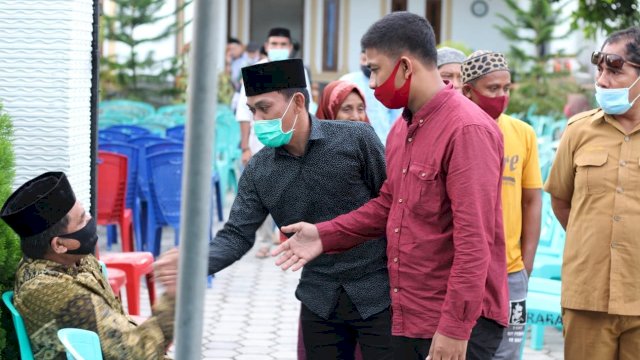 Ketua DPRD Buton Tengah Bobi Ertanto, menyalami salah satu pelayat di Rumah Duka Almarhum Wakil Bupati Buton Tengah La Ntau, Selasa (04/08/2020).