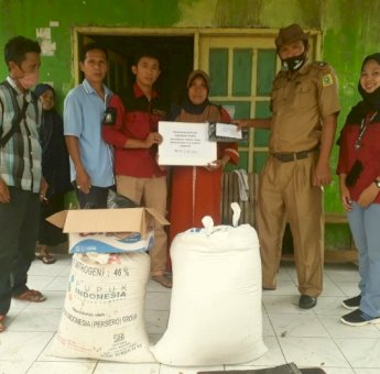 Karang Taruna Serahkan Bantuan Untuk Korban Kebakaran di Tellulimpoe