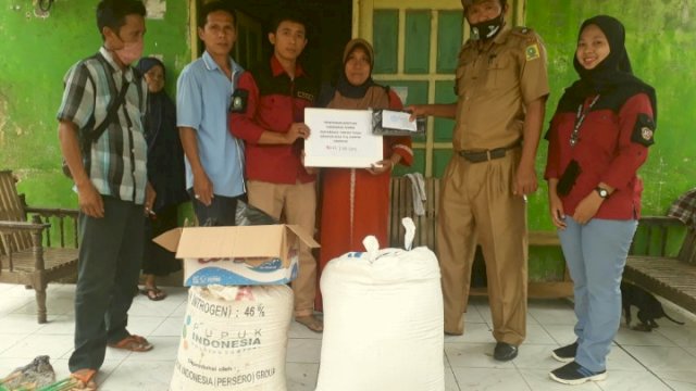 Karang Taruna Serahkan Bantuan Untuk Korban Kebakaran di Tellulimpoe