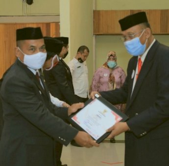 Sekda Soppeng Serahkan Penghargaan Satyalencana Karya Satya Kepada PNS yang Berbakti Puluhan Tahun