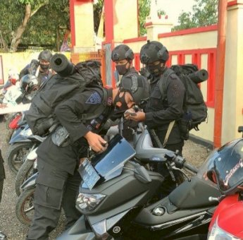 Kendaraan Personel Brimob Bone Tiba-tiba Diperiksa, Ada Apa?