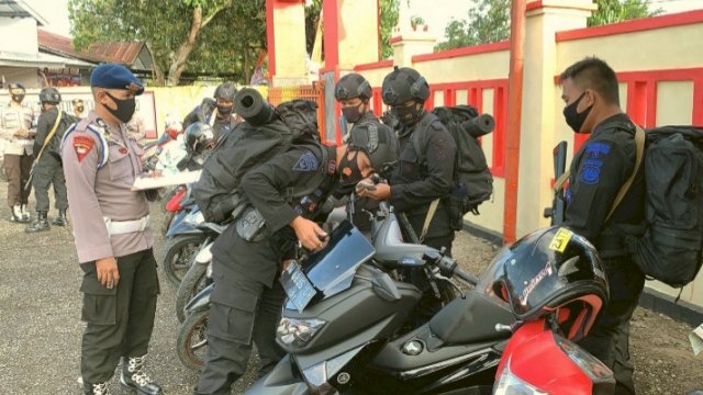 Kendaraan Personel Brimob Bone Tiba-tiba Diperiksa, Ada Apa?