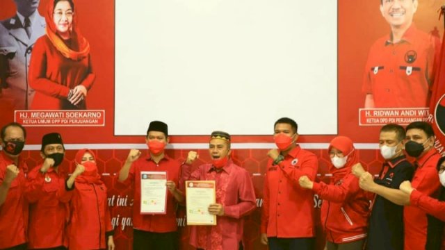 Penyerahan Rekomendasi Format B1 KWK PDI-Perjuangan Kepada Pasangan Bakal Calon Wali Kota dan Wakil Wali Kota Makassar, Syamsu Rizal (Deng Ical) dan Fadli Ananda, Jumat (04/09/2020).
