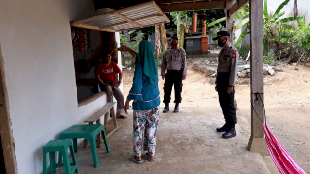 Anggota Polsek Lappariaja mendatangi Tempat Kejadian Perkarab(TKP) penikaman di dusun Macedde, desa Samaenre, Kecamatan Bengo, Kabupaten Bone, Minggu (06/09/2020).