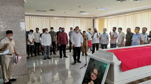 Pelepasan jenazah Almarhum Anggota DPRD Sulsel Ince Langke, di Sekretariat DPRD Sulsel, Selasa (08/09/2020).