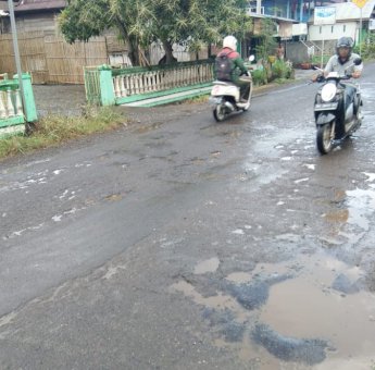 Baru Saja Selesai Ditambal, Jalan Poros Maccile-Cabbenge Soppeng Rusak Lagi