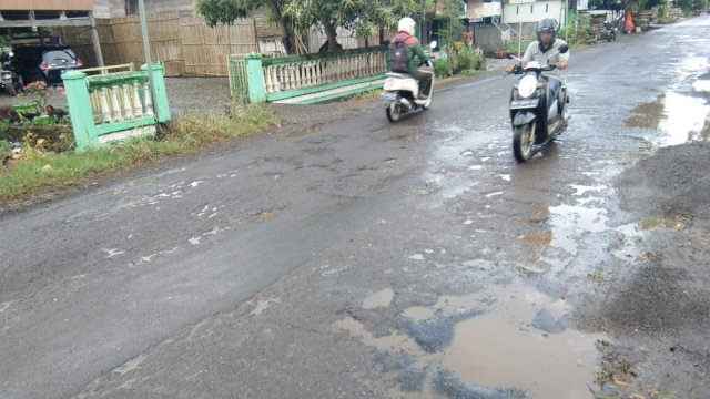 Baru Saja Selesai Ditambal, Jalan Poros Maccile-Cabbenge Soppeng Rusak Lagi