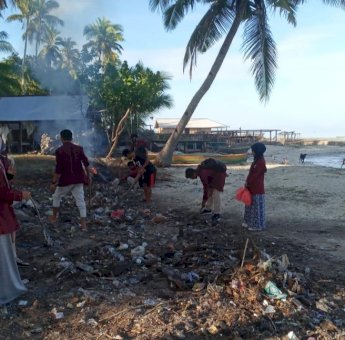 Mahasiswa KKN USN Kolaka Gelar Baksos dan Edukasi Pembersihan Pantai