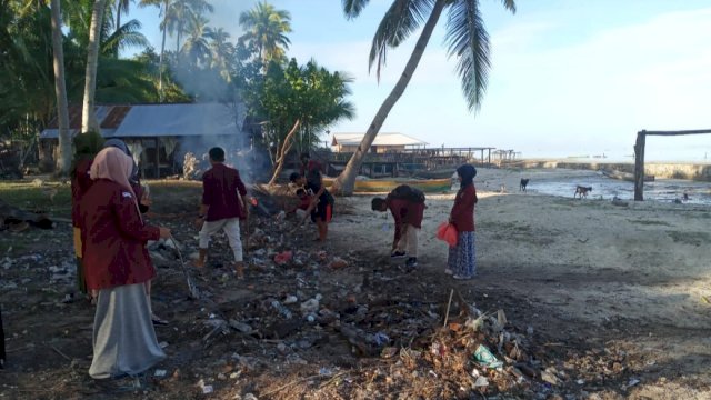 Mahasiswa KKN USN Kolaka Gelar Baksos dan Edukasi Pembersihan Pantai