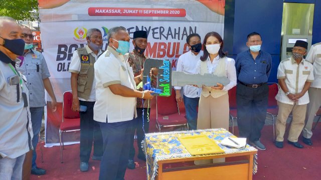 Bank Sulselbar Sumbang Ambulans ke KONI Sulsel