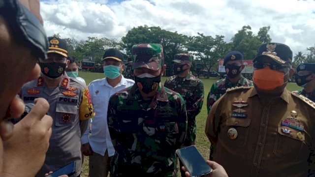 Pangdam XIV Hasanuddin Mayor Jenderal (Mayjen) TNI Andi Sumarenguka, diwawancarai awak media di Lapangan Korumba, Kecamatan Ranometo, Kabupaten Konawe Selatan, Sulawesi Tenggara, Senin (21/09/2020).
