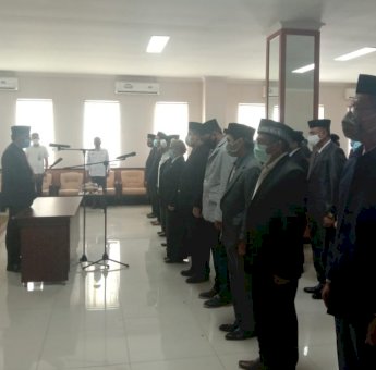 Lantik Pejabat Lingkup Pemprov Sultra, Laode Mustari Minta Pelayanan Masyarakat Diutamakan