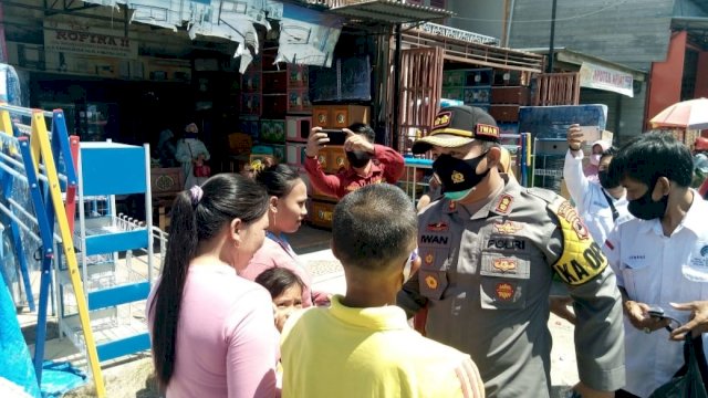 Kapolres Sinjai AKBP Iwan Irmawan, bersama Pengurus AJO Indonesia DPC Sinjai memberikan edukasi kepada warga yang kedapatan tidak menggunakan masker di Tempat Umum, Rabu (23/09/2020).