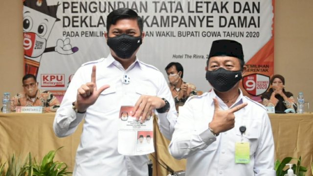 Calon Bupati dan Wakil Bupati Tunggal di Pilkada Gowa 2020, Adnan Purichta Ichsan dan Abdul Rauf Malaganni, menunjukkan contoh surat suara saat Rapat Pleno yang diselenggarakan oleh KPU Gowa, di Hotel The Rinra Makassar, Kamis (24/09/2020).