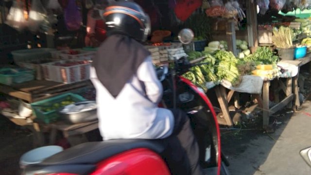 Sering Macet, Pasar “Dadakan” Katangka Kabupaten Gowa Dikeluhkan Pengguna Jalan