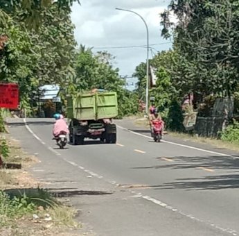 Warga Sinjai Diresahkan Truk Sampah Bak Terbuka Melintas di Jalan Raya